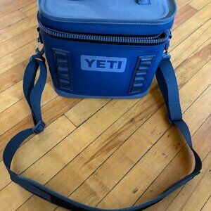 YETI Hopper Flip® 8 Soft Cooler